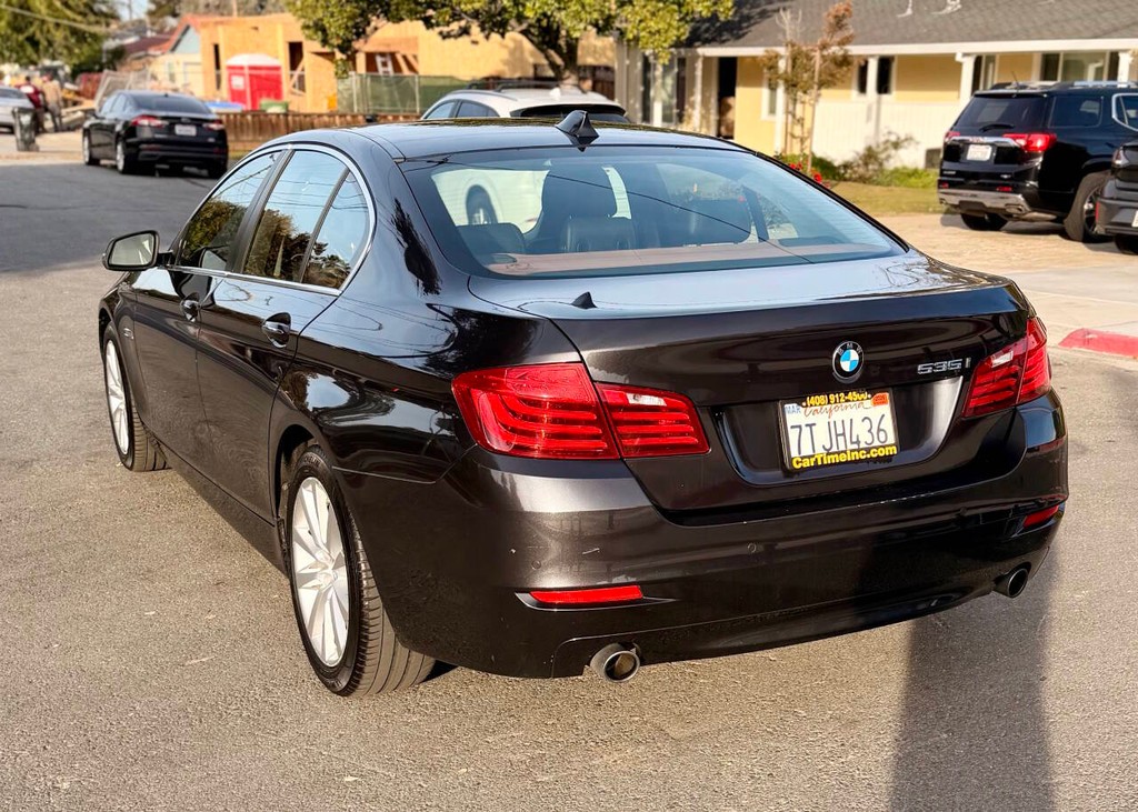 BMW 5 Series Vehicle Full-screen Gallery Image 06