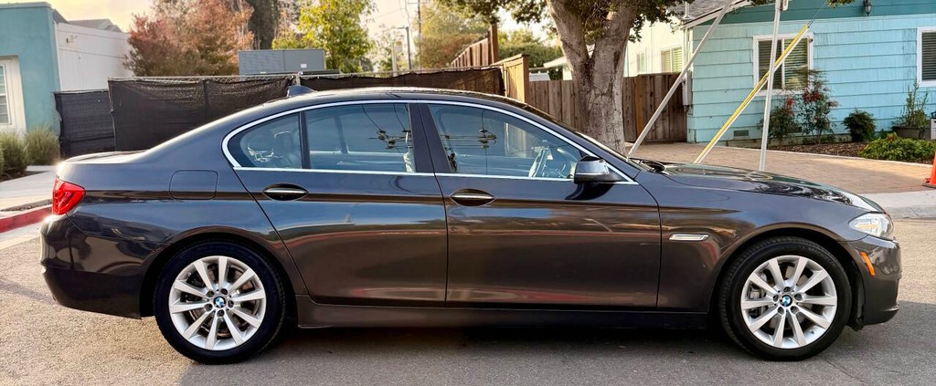 BMW 5 Series Vehicle Full-screen Gallery Image 07