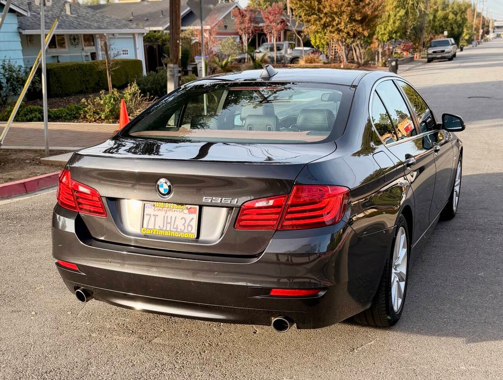 BMW 5 Series Vehicle Full-screen Gallery Image 09