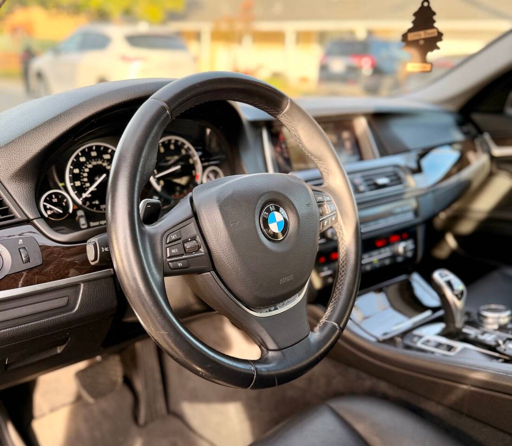 BMW 5 Series Vehicle Full-screen Gallery Image 10