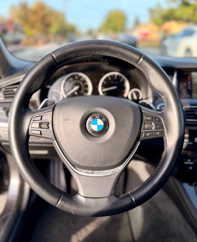 BMW 5 Series Vehicle Full-screen Gallery Image 08