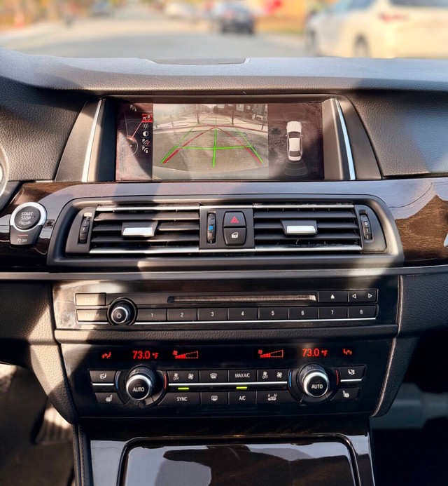 BMW 5 Series Vehicle Full-screen Gallery Image 11