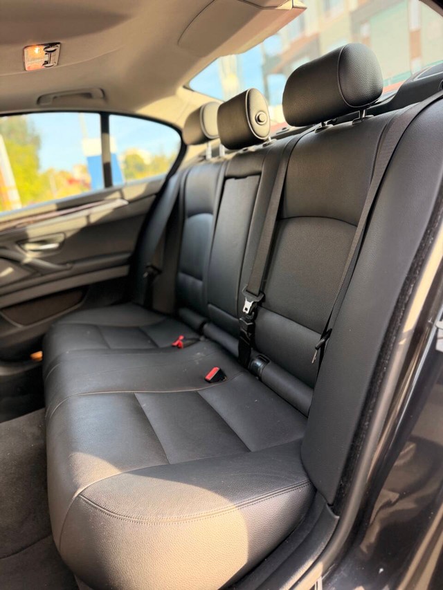 BMW 5 Series Vehicle Full-screen Gallery Image 13