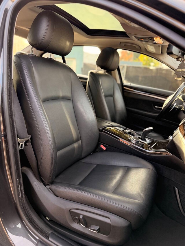 BMW 5 Series Vehicle Full-screen Gallery Image 14