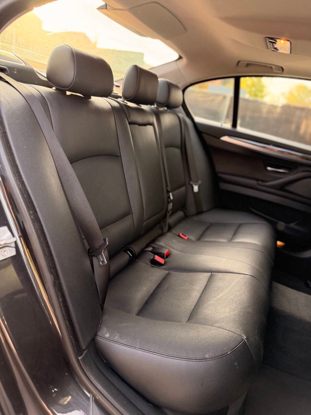 BMW 5 Series Vehicle Full-screen Gallery Image 15