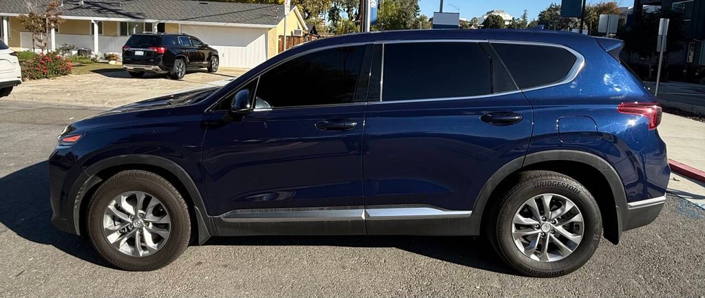 Hyundai Santa Fe Vehicle Full-screen Gallery Image 02