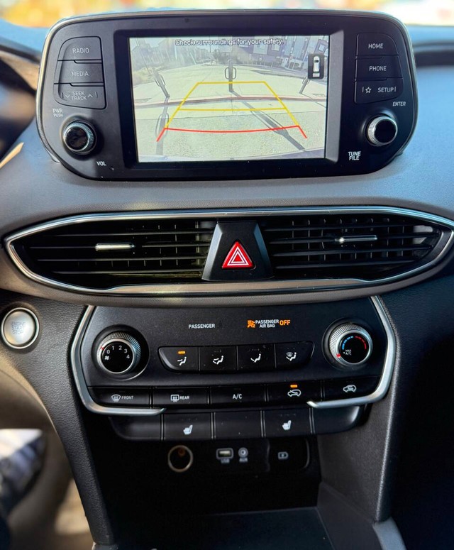 Hyundai Santa Fe Vehicle Full-screen Gallery Image 14