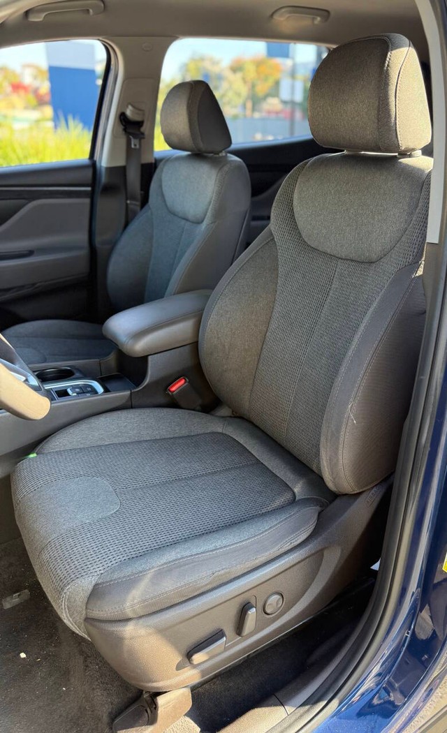 Hyundai Santa Fe Vehicle Full-screen Gallery Image 15