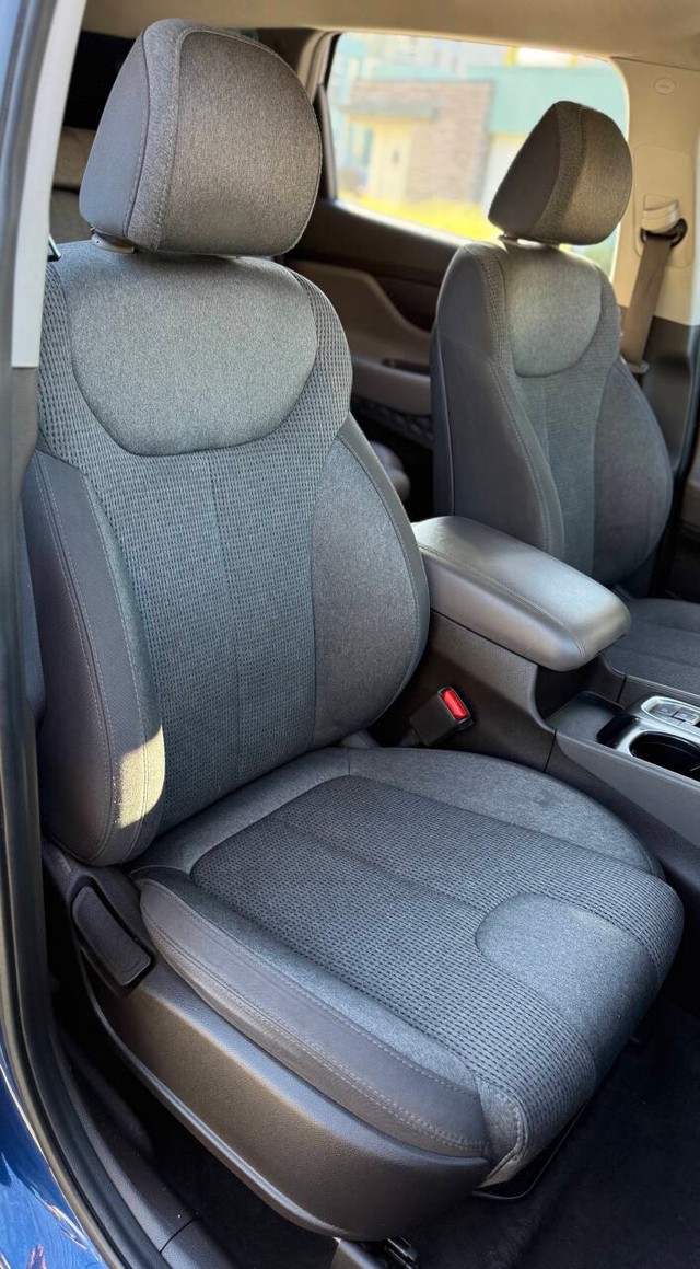 Hyundai Santa Fe Vehicle Full-screen Gallery Image 16