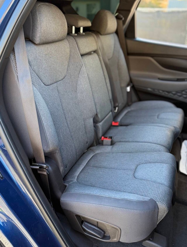 Hyundai Santa Fe Vehicle Full-screen Gallery Image 17