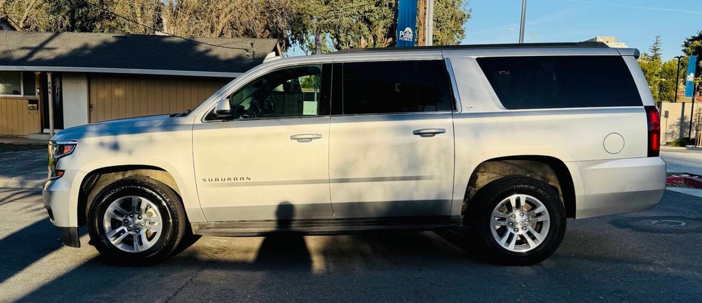 Chevrolet Suburban Vehicle Full-screen Gallery Image 04