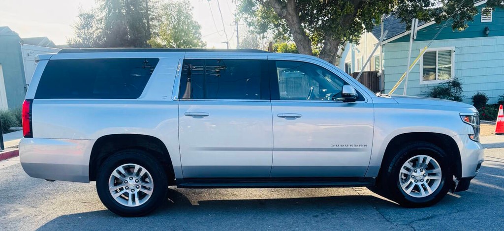 Chevrolet Suburban Vehicle Full-screen Gallery Image 05