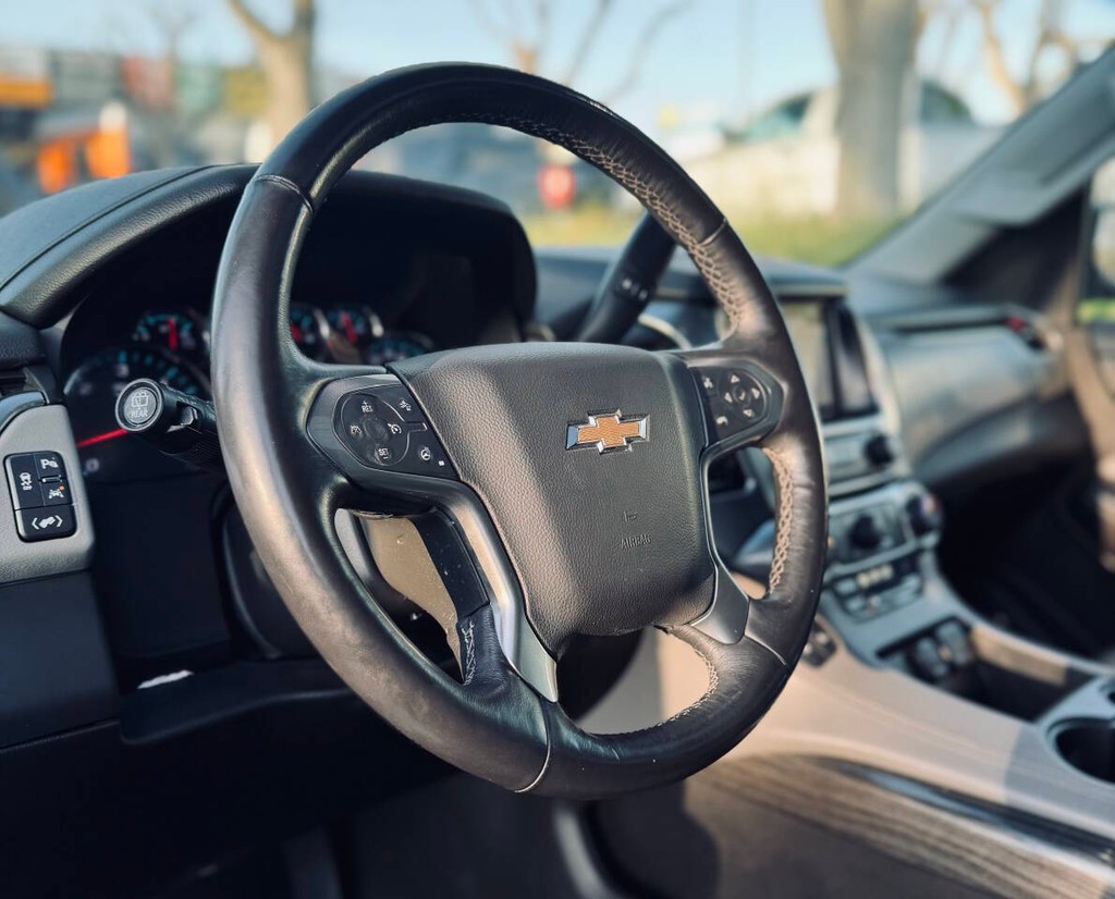 Chevrolet Suburban Vehicle Full-screen Gallery Image 10