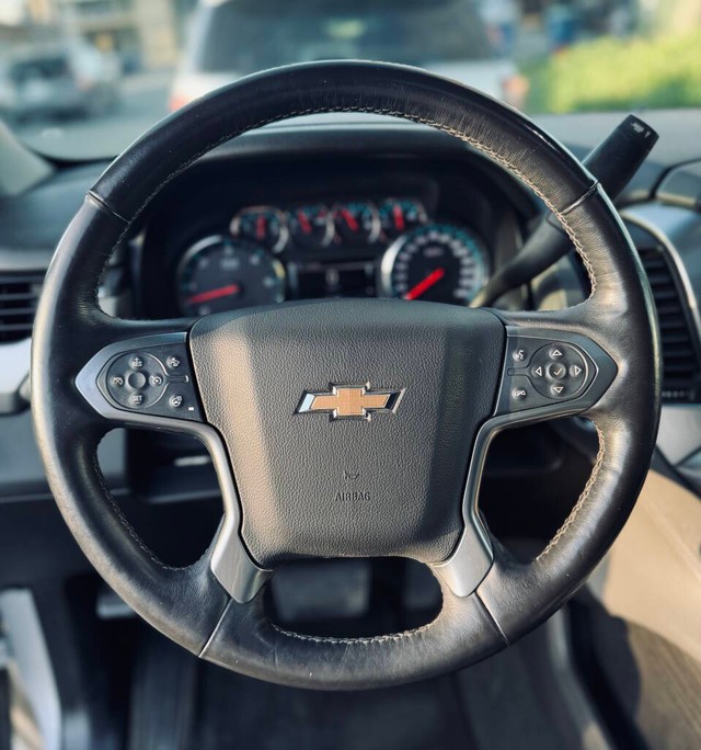 Chevrolet Suburban Vehicle Full-screen Gallery Image 09