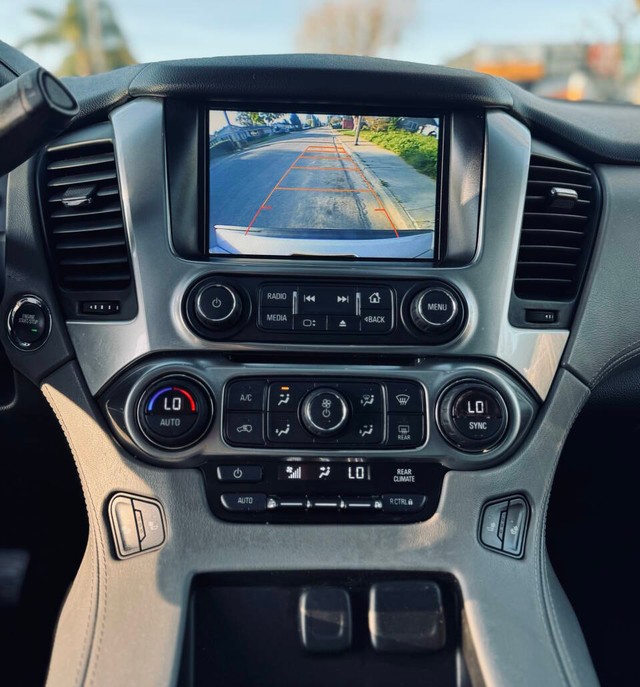 Chevrolet Suburban Vehicle Full-screen Gallery Image 12