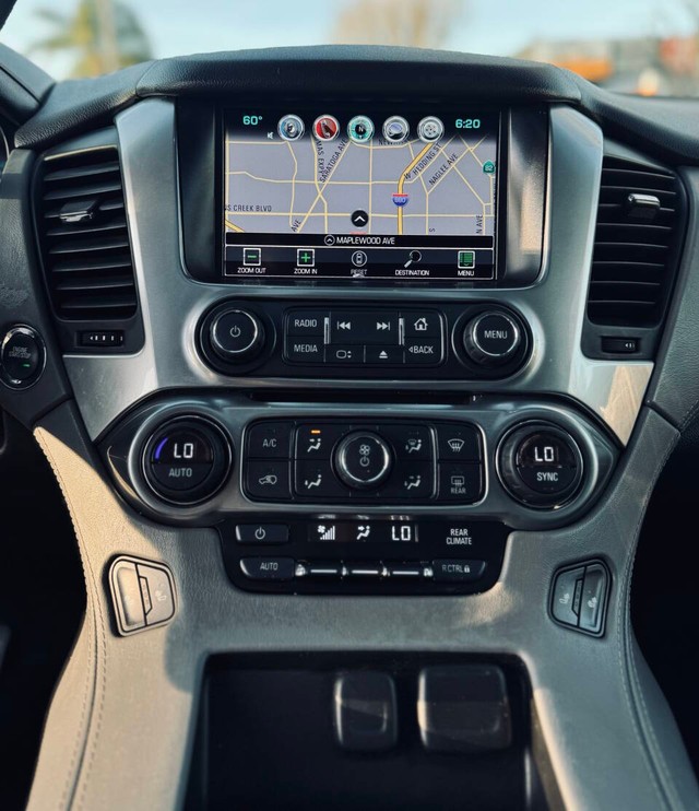 Chevrolet Suburban Vehicle Full-screen Gallery Image 13