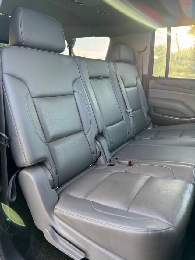 Chevrolet Suburban Vehicle Full-screen Gallery Image 16