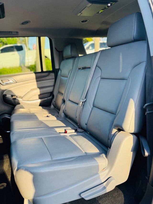Chevrolet Suburban Vehicle Full-screen Gallery Image 17