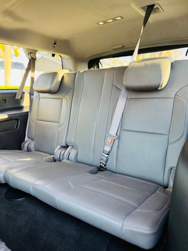 Chevrolet Suburban Vehicle Full-screen Gallery Image 18