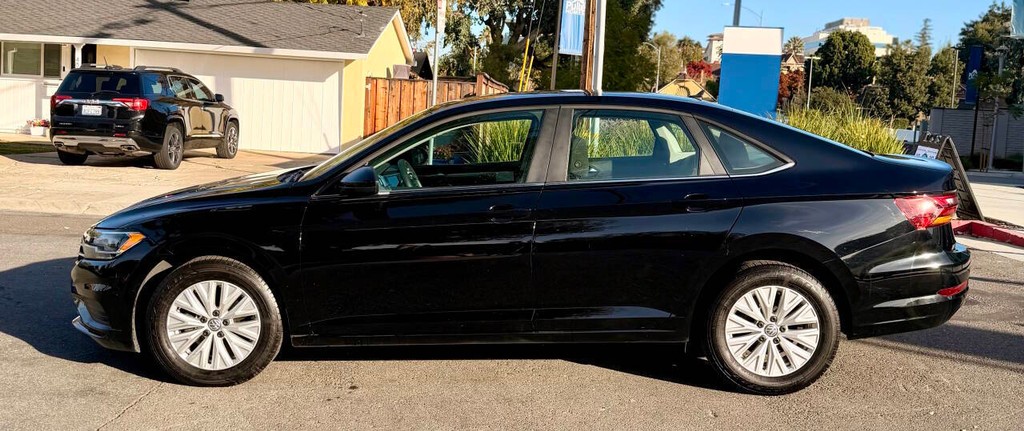 Volkswagen Jetta Vehicle Full-screen Gallery Image 04