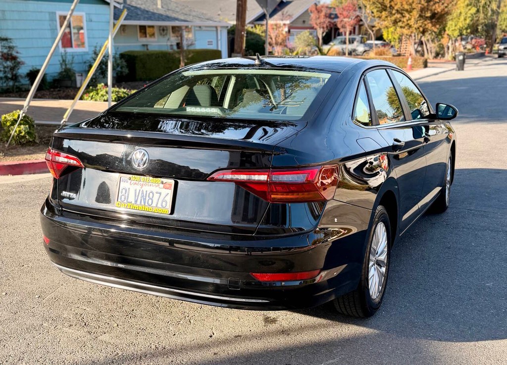 Volkswagen Jetta Vehicle Full-screen Gallery Image 07