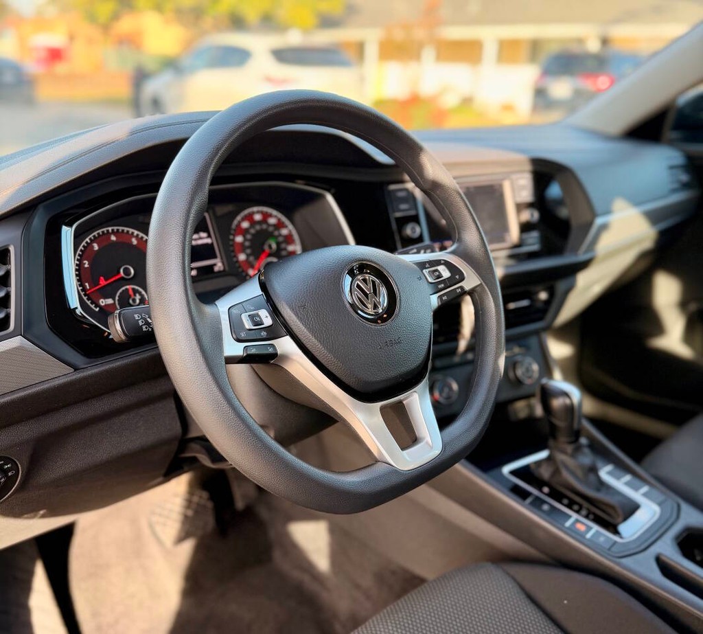 Volkswagen Jetta Vehicle Full-screen Gallery Image 09