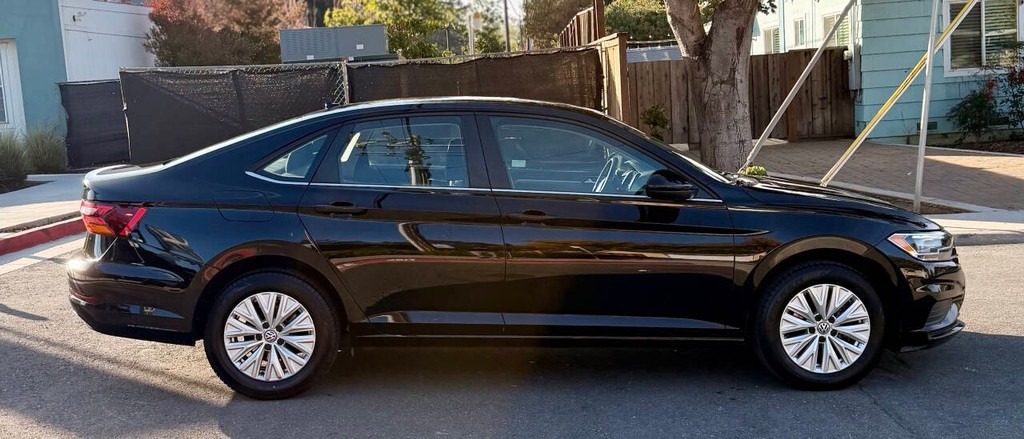 Volkswagen Jetta Vehicle Full-screen Gallery Image 15