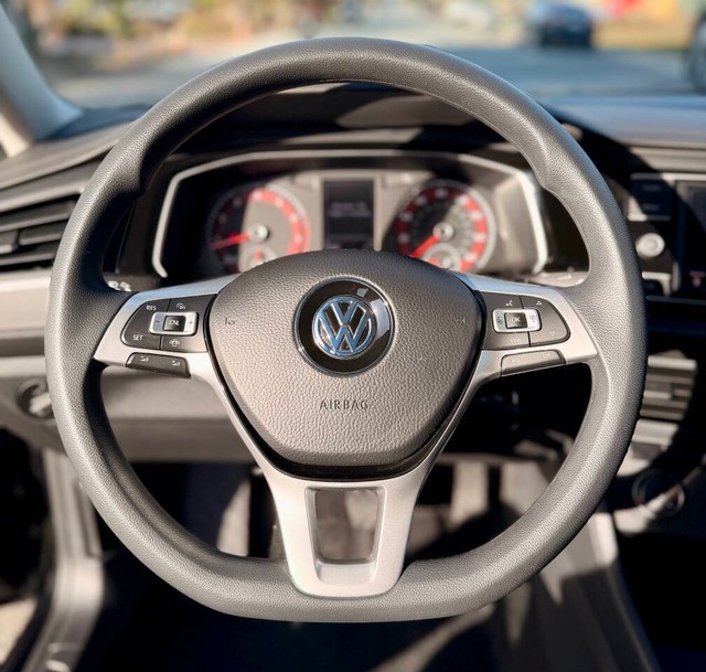 Volkswagen Jetta Vehicle Full-screen Gallery Image 08