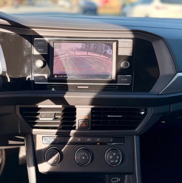 Volkswagen Jetta Vehicle Full-screen Gallery Image 10