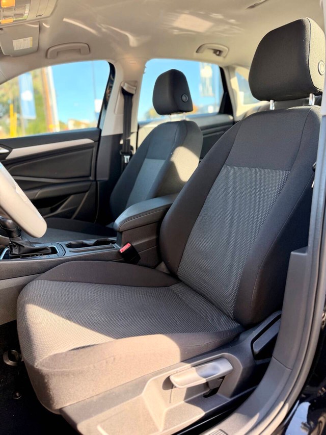 Volkswagen Jetta Vehicle Full-screen Gallery Image 11