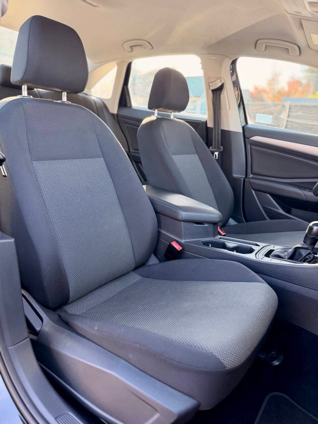 Volkswagen Jetta Vehicle Full-screen Gallery Image 12