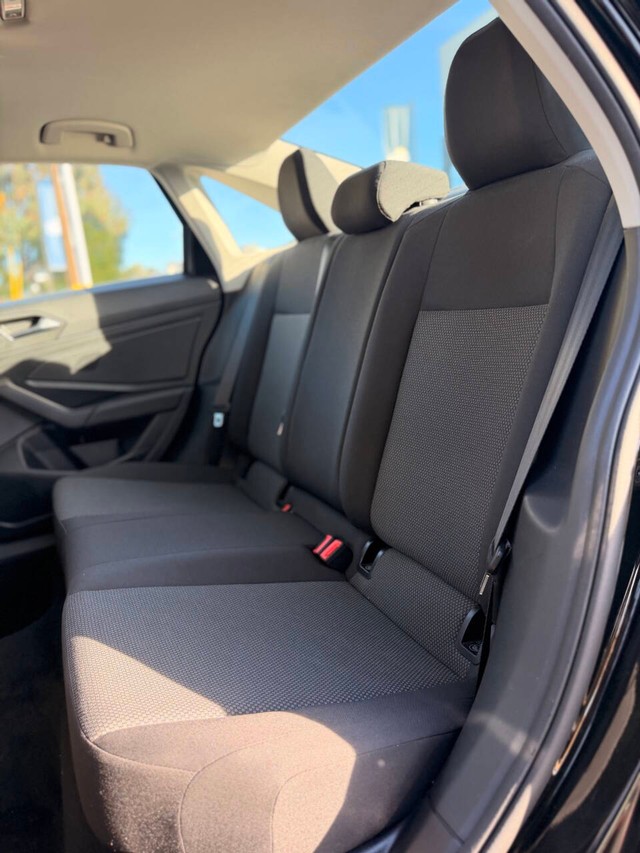 Volkswagen Jetta Vehicle Full-screen Gallery Image 13