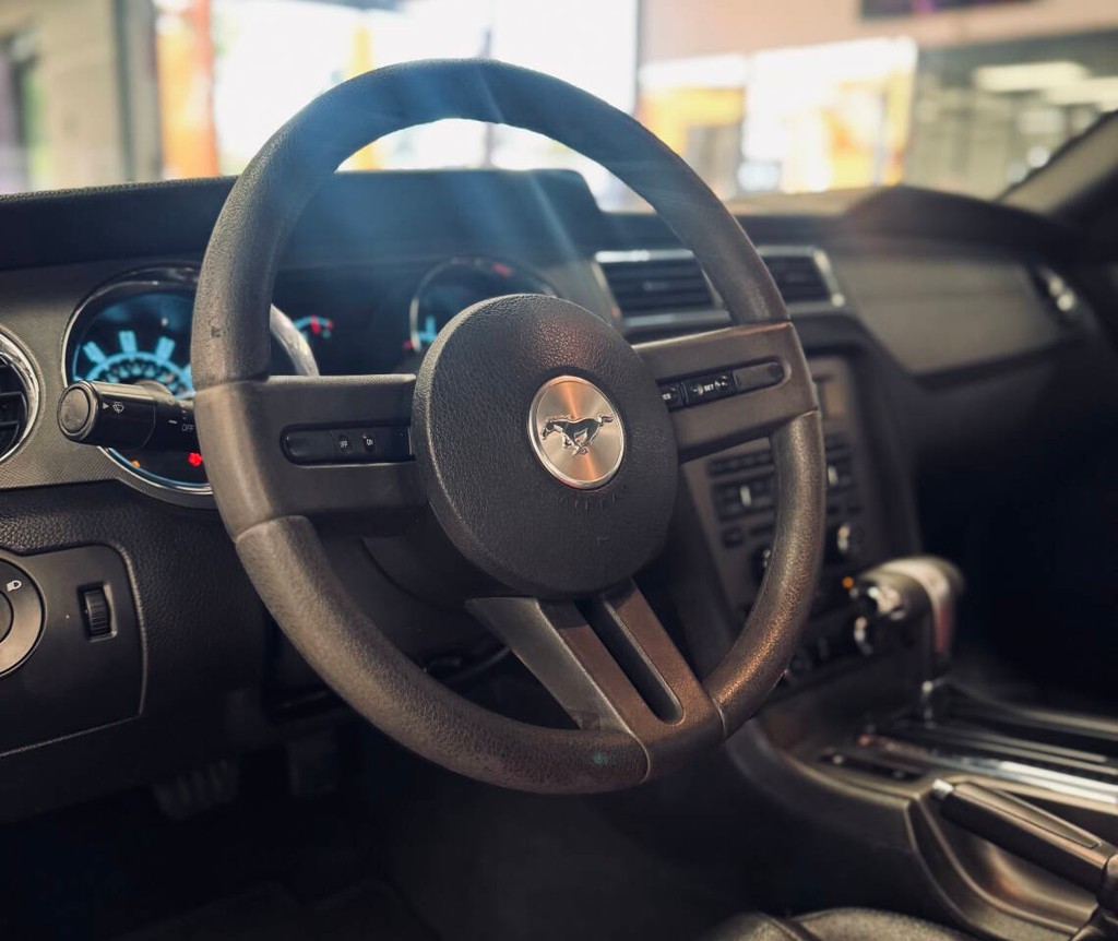 Ford Mustang Vehicle Full-screen Gallery Image 09