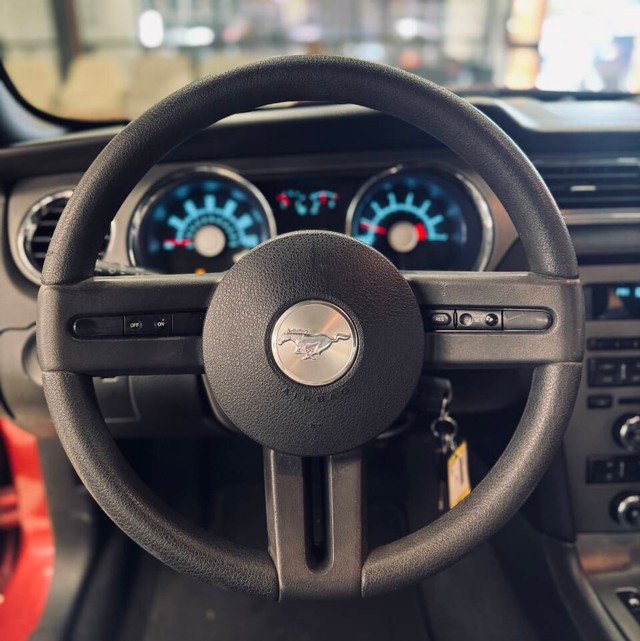 Ford Mustang Vehicle Full-screen Gallery Image 08