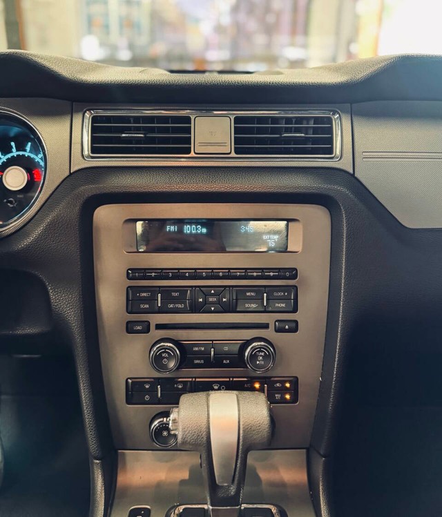 Ford Mustang Vehicle Full-screen Gallery Image 10