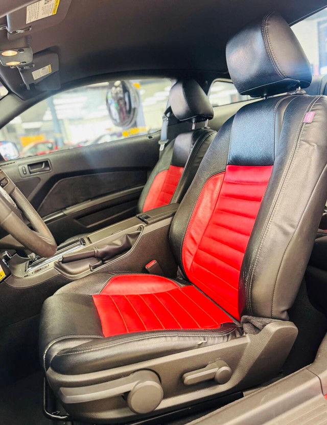 Ford Mustang Vehicle Full-screen Gallery Image 11