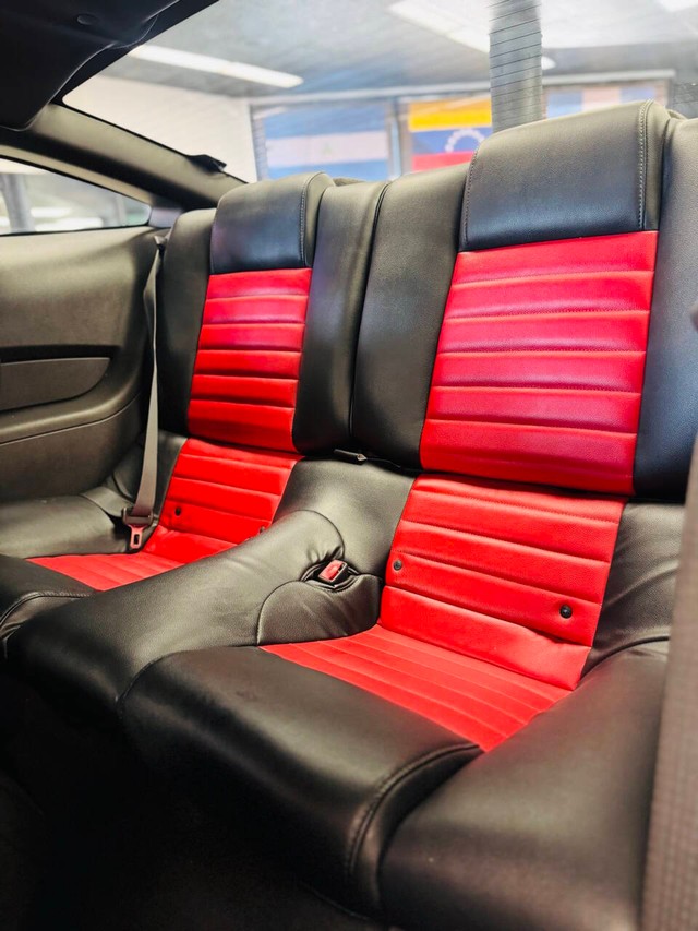 Ford Mustang Vehicle Full-screen Gallery Image 12