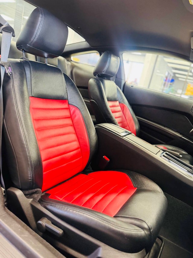 Ford Mustang Vehicle Full-screen Gallery Image 13