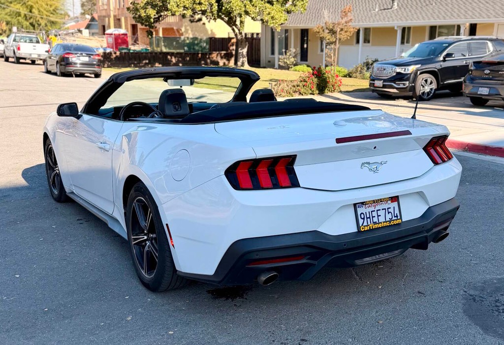 Ford Mustang Vehicle Full-screen Gallery Image 02