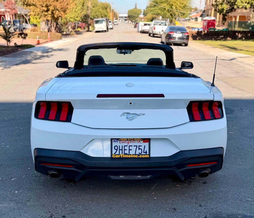 Ford Mustang Vehicle Full-screen Gallery Image 03