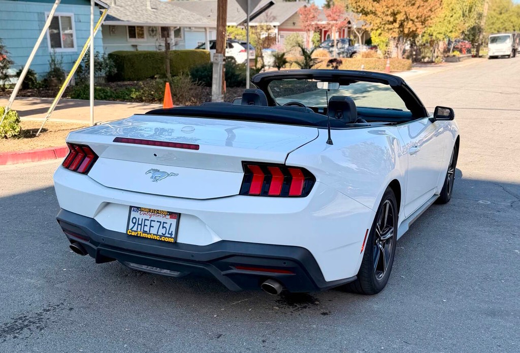 Ford Mustang Vehicle Full-screen Gallery Image 04