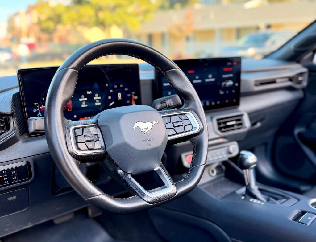 Ford Mustang Vehicle Full-screen Gallery Image 08