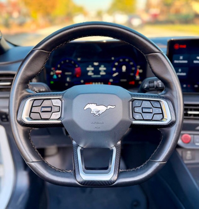 Ford Mustang Vehicle Full-screen Gallery Image 07