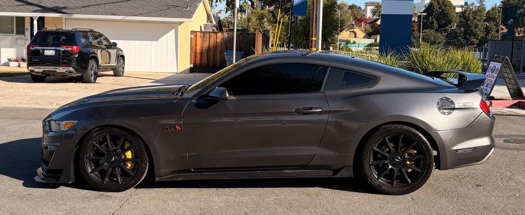 Ford Mustang Vehicle Full-screen Gallery Image 03