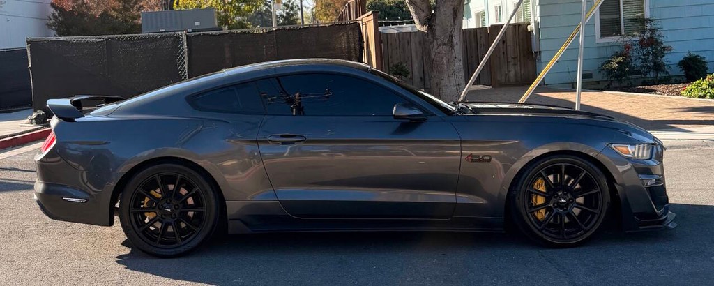 Ford Mustang Vehicle Full-screen Gallery Image 05