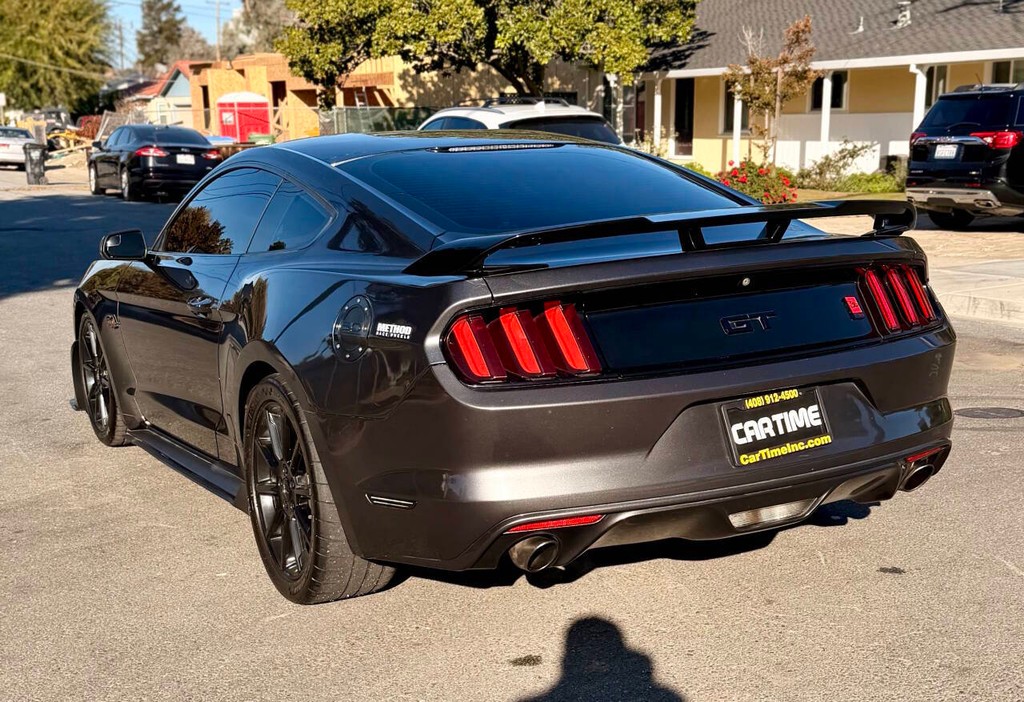 Ford Mustang Vehicle Full-screen Gallery Image 06