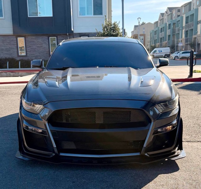 Ford Mustang Vehicle Full-screen Gallery Image 04