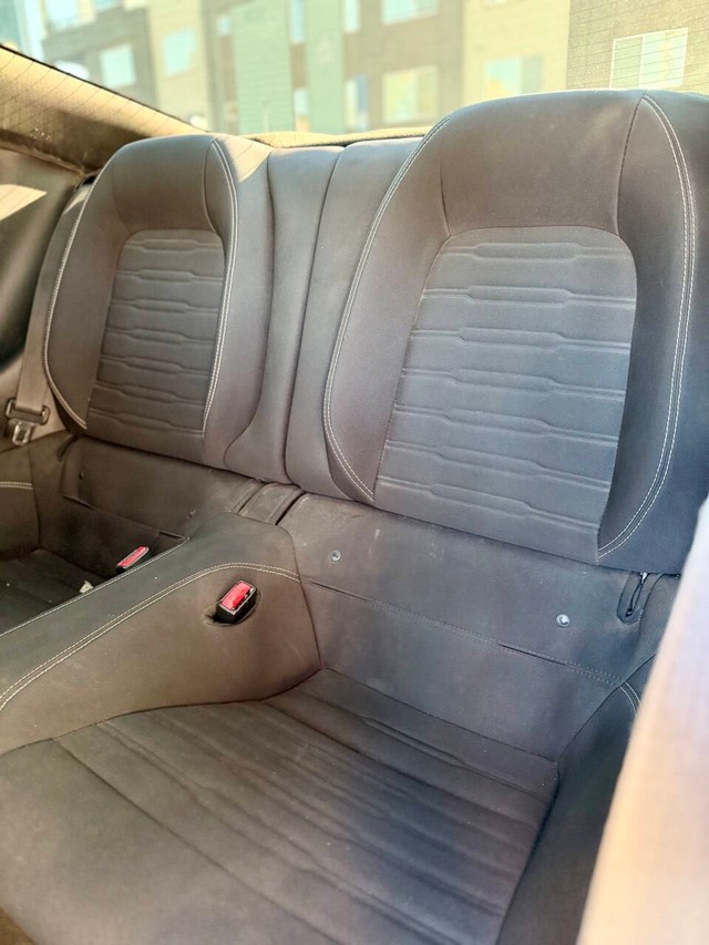 Ford Mustang Vehicle Full-screen Gallery Image 15