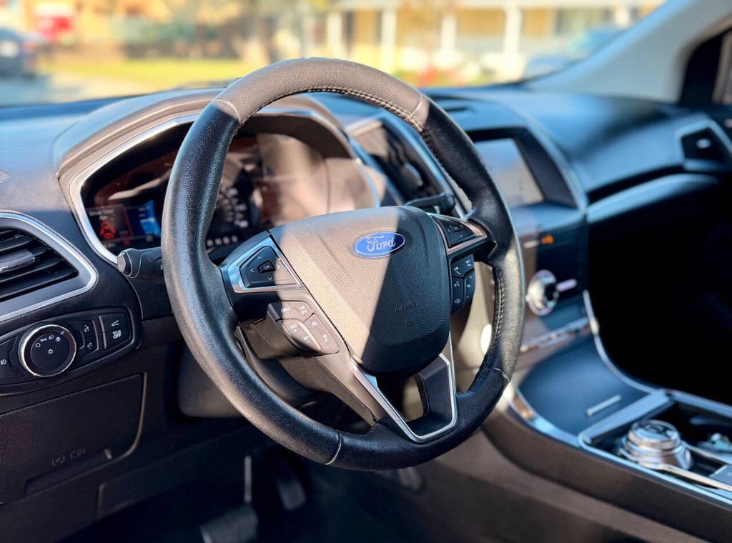 Ford Edge Vehicle Full-screen Gallery Image 11