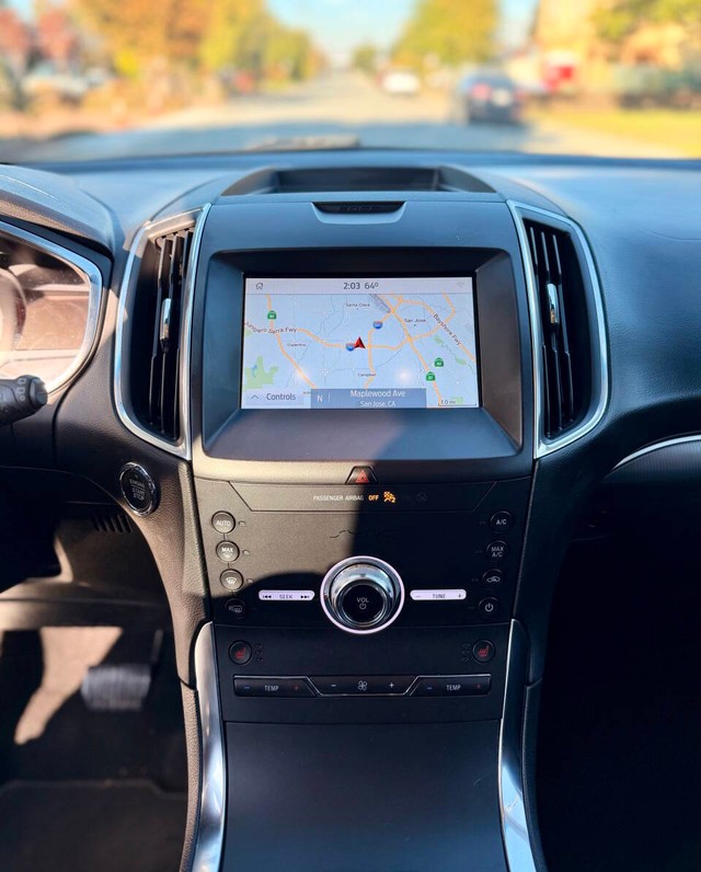 Ford Edge Vehicle Full-screen Gallery Image 10